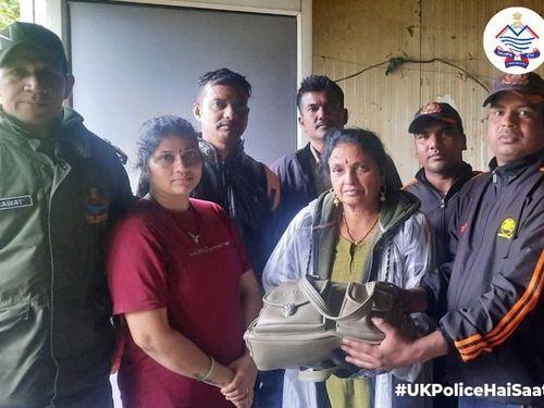 The bag with cash and 2 phones were handed over to its owner