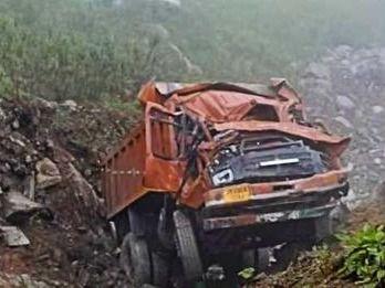 Vehicle fell into the ditch, one person died