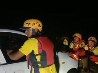 Passenger car stuck in river, SDRF team rescued