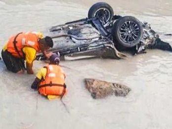 A car fell into river Ganga in Byasi, death of a bank manager