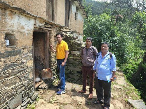 Chief Veterinary Officer Chamoli reached the remote village of Lasi and talked to the local cattle farmers.