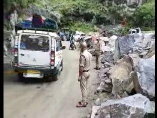 The blocked road near Panchpulia (Karnprayag) has been opened for traffic.
