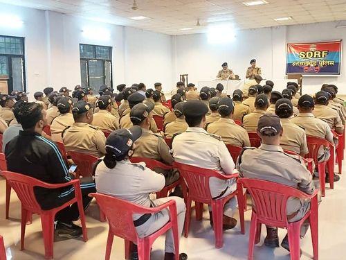 Necessary guidelines were given by the Superintendent of Police Shweta Choubey at the briefing of the police force.