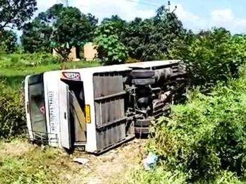 Bus overturns on Doiwala road, many passengers injured