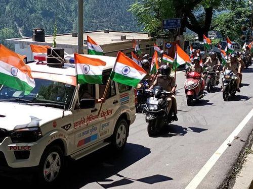 Vehicle rally organized by Chamoli Police in Gopeshwar Nagar on the occasion of Amrit Mahotsav