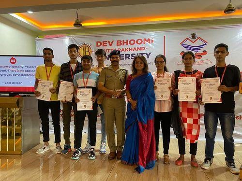 Meritorious children honored by Bageshwar Police and Dev Bhoomi Institute Uttarakhand
