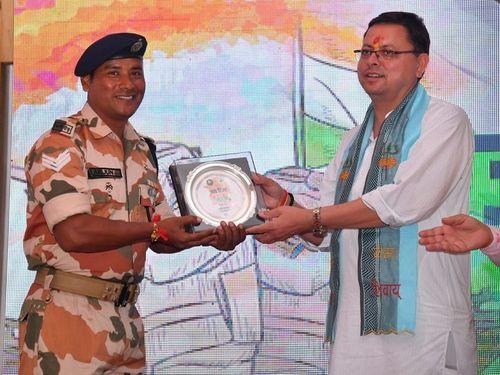 CM Dhami honored the families of martyr soldiers