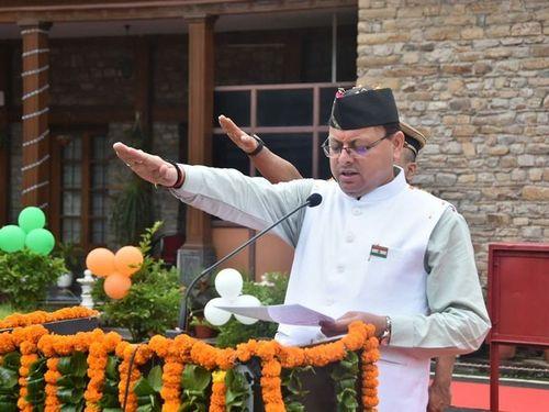 CM Dhami hoists the flag on the occasion of the 75th anniversary of independence