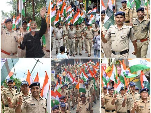 Almora police took out a tricolor rally and inspired people to put the tricolor in their homes