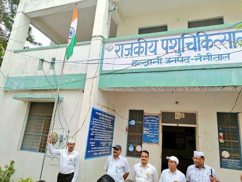 On the occasion of Independence Day, Flag hoisting by Upper Director Kumaon Board Dr. B.C. Karnataka