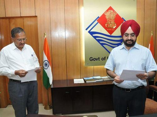 Chief Secretary Dr. S. S. Sandhu administered the oath to Shri Bhupal Singh Manral