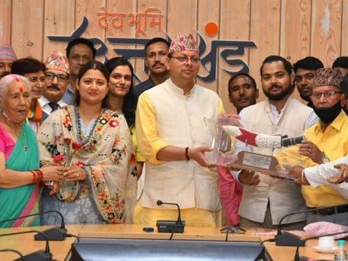 CM Dhami was honored by presenting a memento by the delegation of Gorkha Kalyan Parishad