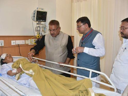 CM Dhami inquired about the well-being of the injured disaster-affected people admitted to the hospital