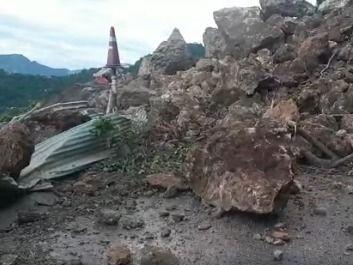 Traffic was disrupted due to the arrival of boulders, and the work of opening the road continues