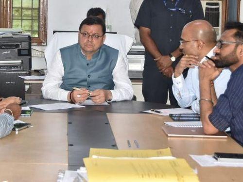 CM Dhami reviewed the current situation with the higher officials related to the disaster