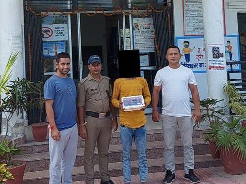 Police arrested the absconding accused for stealing jewelry from the house