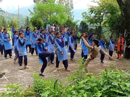 Schoolgirls were given self-defense training by Chamoli Police