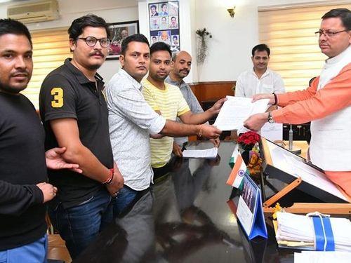 Some candidates selected in the graduation level examination met CM Dhami