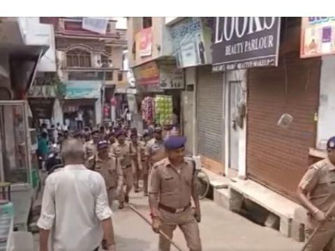 Jhabreda Police took out a flag march in the area to maintain the climate and maintain peace.