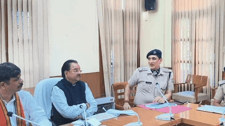 Hon'ble Minister of State for Defense and Tourism, held a meeting with the officials of Nainital Police