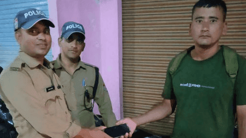 Identity of humanity shown by returning lost phone by traffic worker