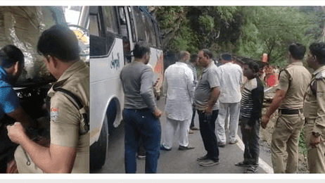 Bus full of passengers spoiled, helped by friendly police