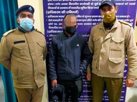 16 liters of raw and 18 English liquor recovered by the police