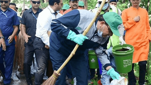 CM Dhami participated in the cleanliness program