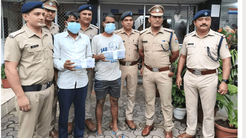 Police arrested the gang that stole mobile phones worth lakhs