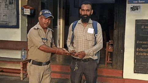 Police station Baijnath showed the identity of humanity by returning the lost phone