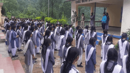 Self defense training given to girl students by Uttarakhand Police