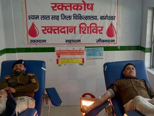 Blood donation was done by constable Mahendra Jeena and constable Girish Bajeli to a pregnant woman in Bageshwar.
