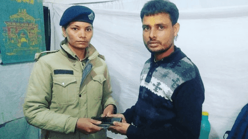 Chamoli police handed over the lost phone to its owner
