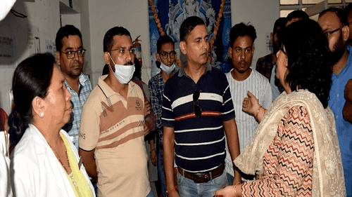 Haldwani: Caretakers facing trouble created a ruckus first in the base hospital and then in the DM camp office