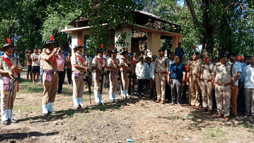 The last salute given by the police team on the death of Rakshi Ramniwas Rana