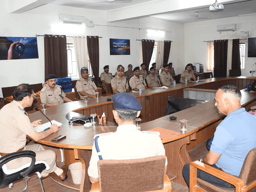 Police chief congratulated on the retirement of 02 soldiers who served in the police
