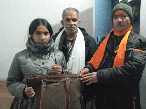 After finding the lost purse, the PRD jawan handed it over to its owner