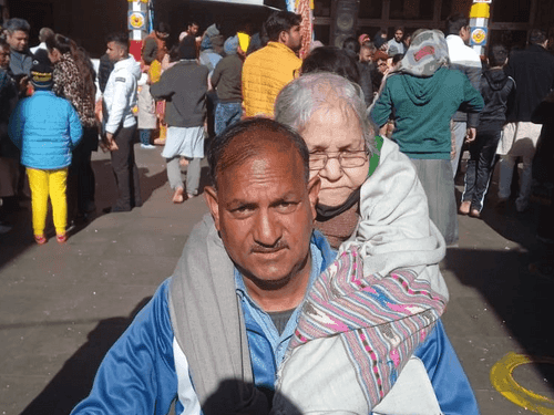 Unable to walk, the Home Guard jawan made Shri Hari's darshan to the old mother.