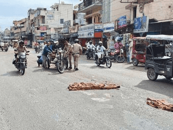 The potholes due to rain on the road were filled by the Hyderabad Police .