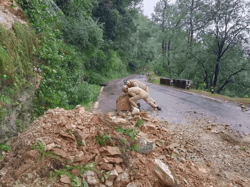 Uttarakhand Police made traffic smooth by removing big boulders and debris