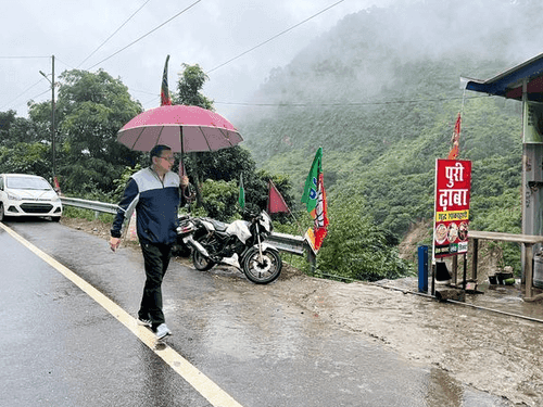 Chief Minister Shri Dhami interacts with local people and travelers