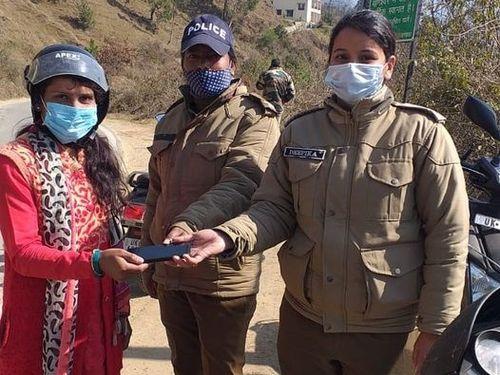 The mobile phone found on the roadside by the Cheetah police team was safely handed over to its owner.