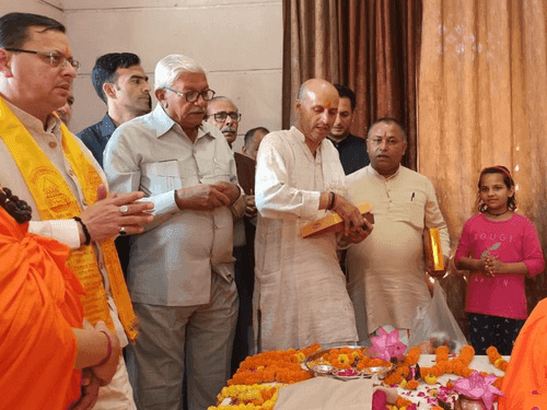 Chief Minister Dhami met Jagadguru Shankaracharya Rajarajeshwarashram