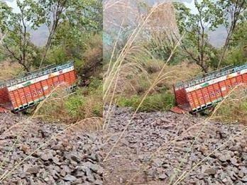Uncontrolled truck fell into a ditch, two killed