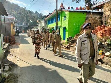 A flag march was conducted under the police station area with the police and paramilitary personnel by SHO Kanda.