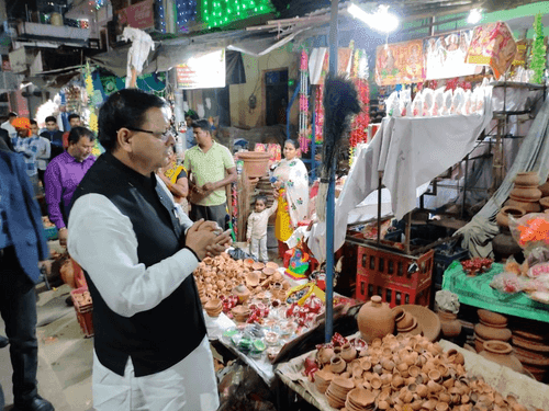 CM Dhami stopped at Khatima main market and bought earthen lamps