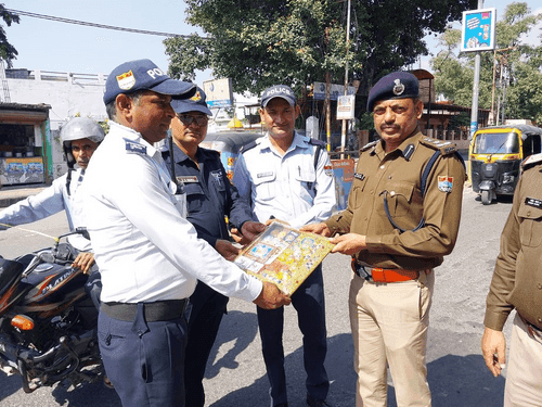 Deputy Inspector General of Police Kumaon Region met the policemen and encouraged them