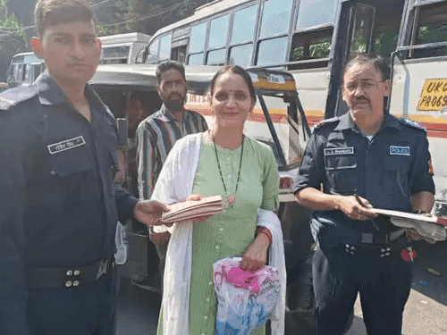 Woman expresses gratitude to Nainital Police after getting her lost purse back