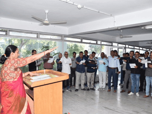 Upper Chief Secretary Smt. Radha Raturi administered the oath of National Unity Day