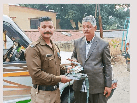 The bag left in the vehicle was handed over to its owner by the Uttarakhand Police.